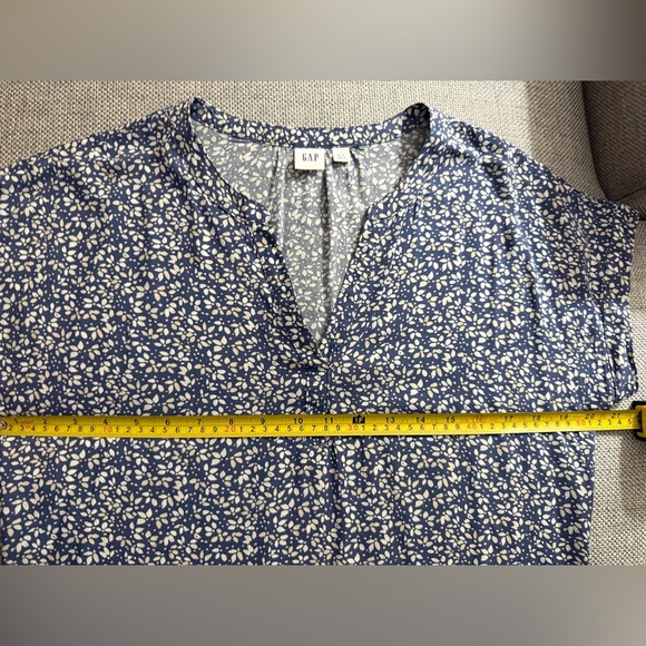 PRETTY BLUE & WHITE GAP V-NECK BLOUSE - Picture 6 of 9